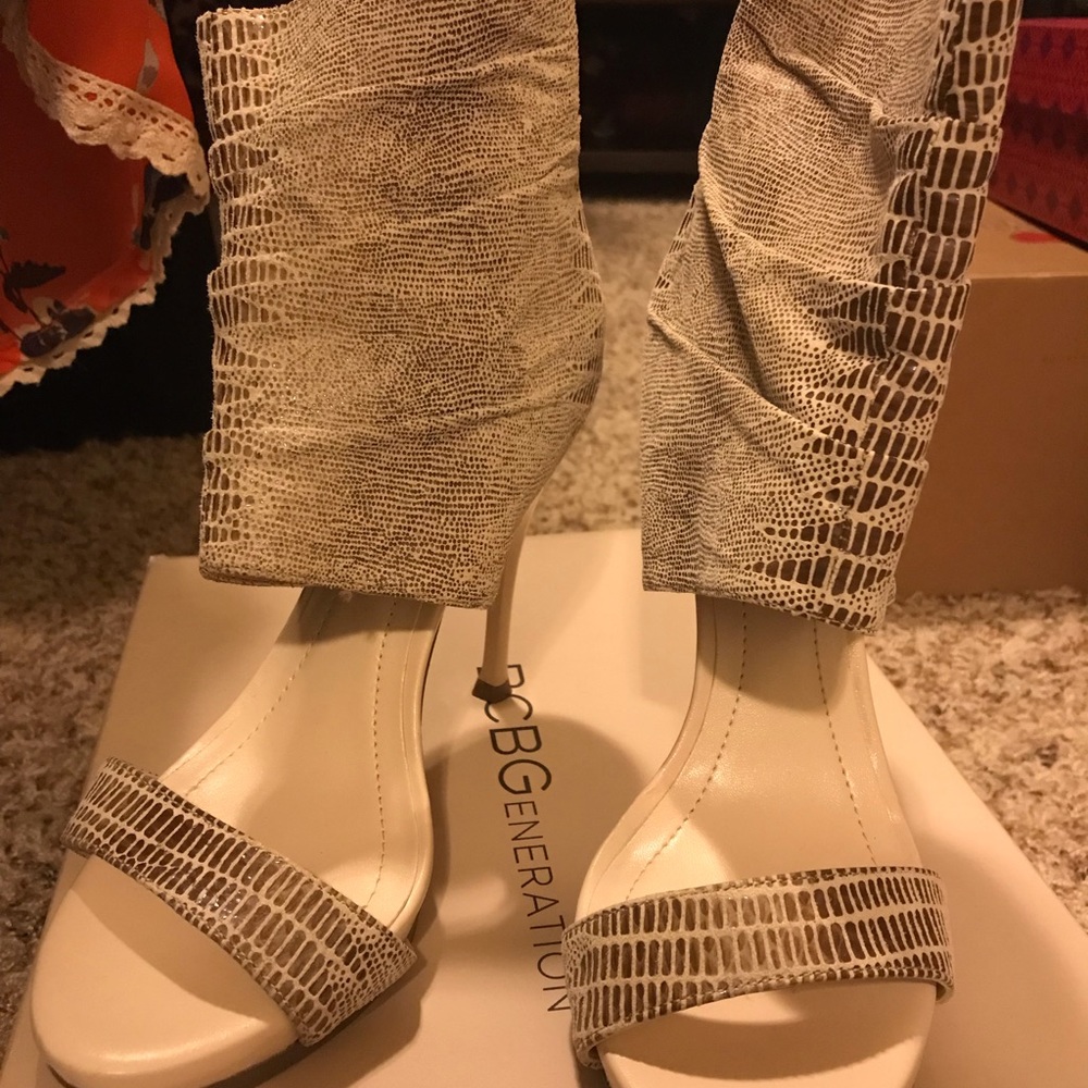 NIB BCBG snake print heels size 6